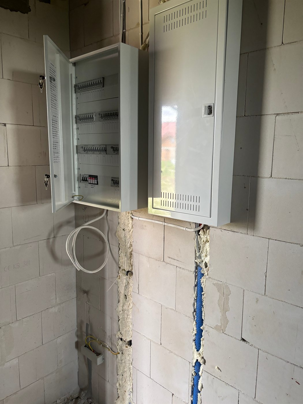 Montaż bezpieczników i rozdzielnicy elektrycznej