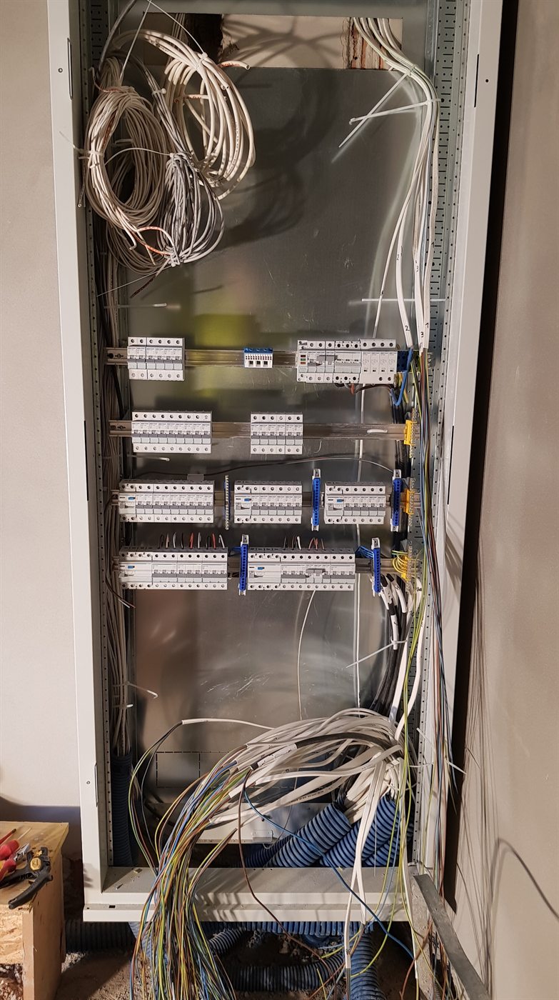 Rozdzielnica smart home Montaż rozdzielnicy w domu smart home